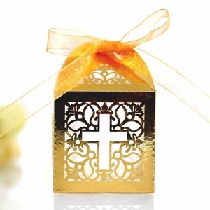 Boîte à dragées dorée découpée au laser avec croix évidée et ruban en organza orange
