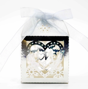 Détail boîte à bonbons ajourée au laser avec motif cœur LOVE et ruban bleu