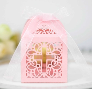 Boîte à dragées rose découpée au laser avec croix et ruban blanc pour mariage ou baptême