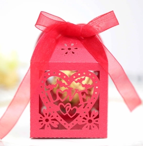 Détail de la boîte à dragées rouge découpée au laser avec motif cœur et ruban