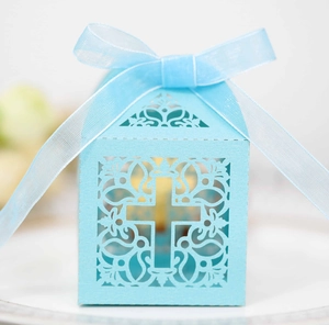 Détail du motif floral découpé au laser et du ruban bleu clair sur la boîte de mariage