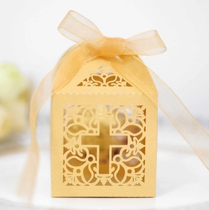 Détail de boîte à bonbons dorée ajourée en forme de croix avec ruban en organza chic