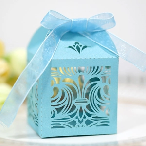 Boîte cadeau ajourée bleu clair découpée au laser avec ruban élégant pour mariages