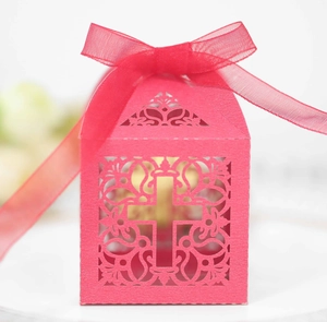 Boîte à bonbons élégante découpée au laser rouge rose avec motif croix et ruban
