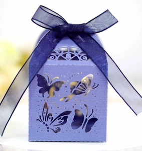 Elegante blaue hohle Schmetterling-Süßigkeitenschachtel mit Organzaband für Hochzeiten