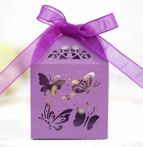 Detail der hohlen Schmetterling-Bonbonschachtel in Lila mit elegantem Seidenband