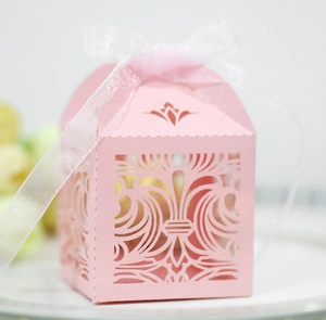 Boîte à bonbons rose découpée au laser avec ruban blanc pour mariage et cadeaux