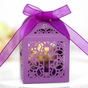 Détail de la boîte à bonbons violette découpée au laser avec motif de croix