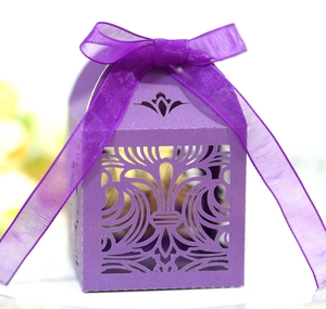 Boîte à dragées violette découpée au laser avec nœud en organza pour mariage chic