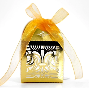Boîte à bonbons dorée découpée au laser avec motifs floraux et nœud en ruban d'organza