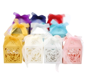 Boîtes à bonbons mariage découpées au laser avec texte LOVE et rubans en diverses couleurs