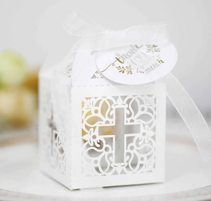 Boîte à bonbons de mariage découpée au laser avec croix et ruban blanc élégant