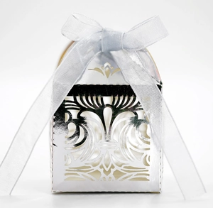 Détail de la boîte à bonbons de mariage argentée avec ruban en satin élégant