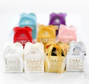Boîtes à bonbons de mariage découpées au laser avec rubans en soie de plusieurs couleurs
