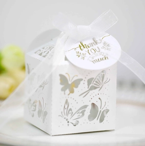 Detail der weißen Laserschnitt-Schmetterling-Geschenkbox mit Schleife und Anhänger