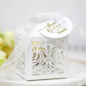 Boîte à bonbons de mariage découpée au laser avec ruban et étiquette de merci