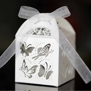 Elegante weiße lasergeschnittene Schmetterling-Süßigkeitenschachtel für Hochzeitsgeschenke