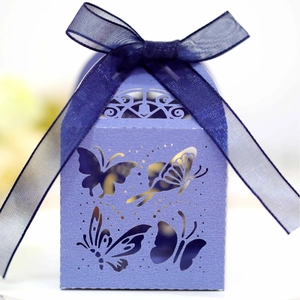 Violette Gastgeschenkbox mit lasergeschnittenen Schmetterlingen und blauer Schleife