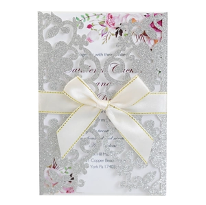 Elegante invito di nozze glitterato argento tagliato al laser con fiocco bianco e fiori