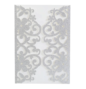 Macro di biglietto nuziale glitter argento tagliato al laser con motivi floreali eleganti