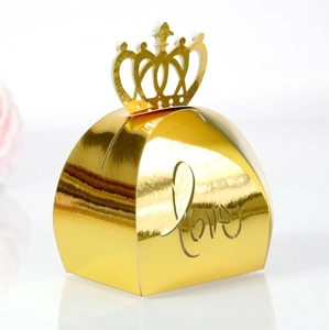 Detail einer kronenförmigen goldenen Spiegeldose mit Love-Ausschnitt für Pralinen