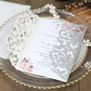Partecipazione di nozze intagliata al laser con texture glitter avorio e interno floreale