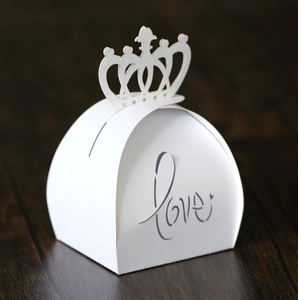 Detailansicht einer weißen lasergeschnittenen Krone-Zuckerbox mit Love-Schriftzug