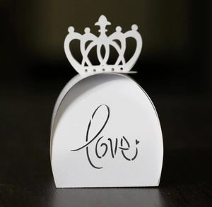 Detail der lasergeschnittenen Krone und Love-Schrift auf weißer Hochzeits-Geschenkbox