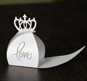 Makro-Detail der weißen Perlglanz-Geschenkbox mit lasergeschnittener Love-Aufschrift
