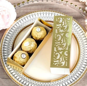 Détails de la boîte à bonbons dorée découpée au laser avec des motifs floraux fins