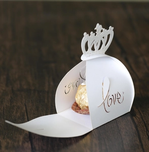 Nahaufnahme der weißen lasergeschnittenen Gastgeschenkbox mit Krone und Love-Schriftzug