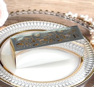 Détail boîte de mariage argentée découpée au laser avec motifs floraux ajourés