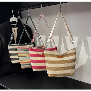 Detailansicht von vier bunten gestreiften Webtaschen mit stylischen breiten Schultergurten