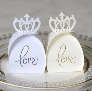 Makro-Detail der lasergeschnittenen Krone-Süßigkeitenbox mit Love-Schriftzug