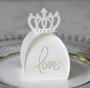 Detailansicht der weißen lasergeschnittenen Kronen-Box mit eleganter goldener Love-Aufschrift