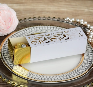 Détail de la boîte de mariage découpée au laser avec insert doré et décorations fleurs