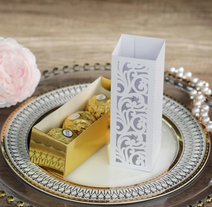 Boîte de mariage découpée au laser avec insert doré et motifs floraux évidés