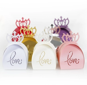 Detail der lasergeschnittenen Kronen-Geschenkboxen mit Love-Gravur in edlen Farben