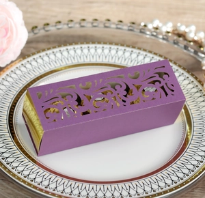 Détail de la boîte cadeau ajourée violette avec motifs floraux et doublure dorée