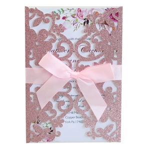 Invito di nozze glitter oro rosa intagliato al laser con fiocco rosa e inserto floreale