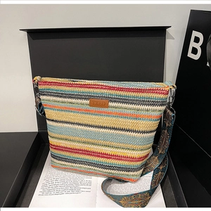 Detailaufnahme der mehrfarbig gestreiften Stricktasche mit ethnischem Schultergurt