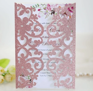 Dettaglio invito nozze rosa glitterato con taglio laser e inserto floreale elegante