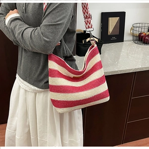 Detail der gewebten Hobo-Tasche in Pink und Beige mit verstellbarem Textilgurt