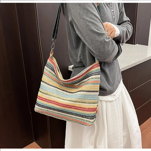 Detail der bunt gestreiften gewebten Hobo-Tasche mit bedrucktem Muster-Schultergurt