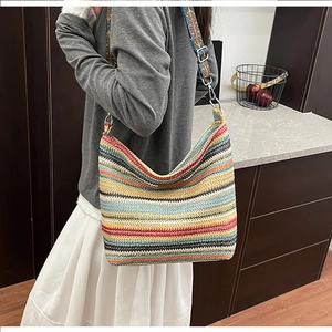 Detailansicht der bunt gestreiften Web-Tasche mit ethnisch besticktem Gurt und Metall-Schnalle