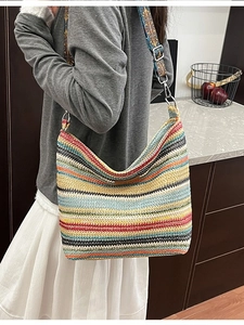 Bunte gestreifte gewebte Einkaufstasche mit breitem Jacquard-Gurt und Boho-Urlaubsstil