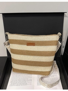 Gestreifte Eimer-Tasche aus Webstoff in Braun und Beige mit breitem Schultergurt