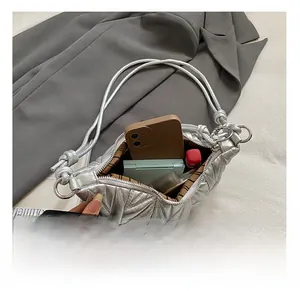 Détails de la capacité interne du sac nuage argenté matelassé avec objets essentiels