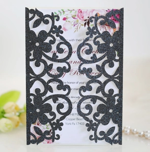 Dettaglio invito di nozze tagliato al laser con texture glitter nera e fiori