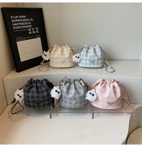 Kollektion von mattierten Schachbrett-Beuteltaschen mit Kettengurt und Plüschanhänger